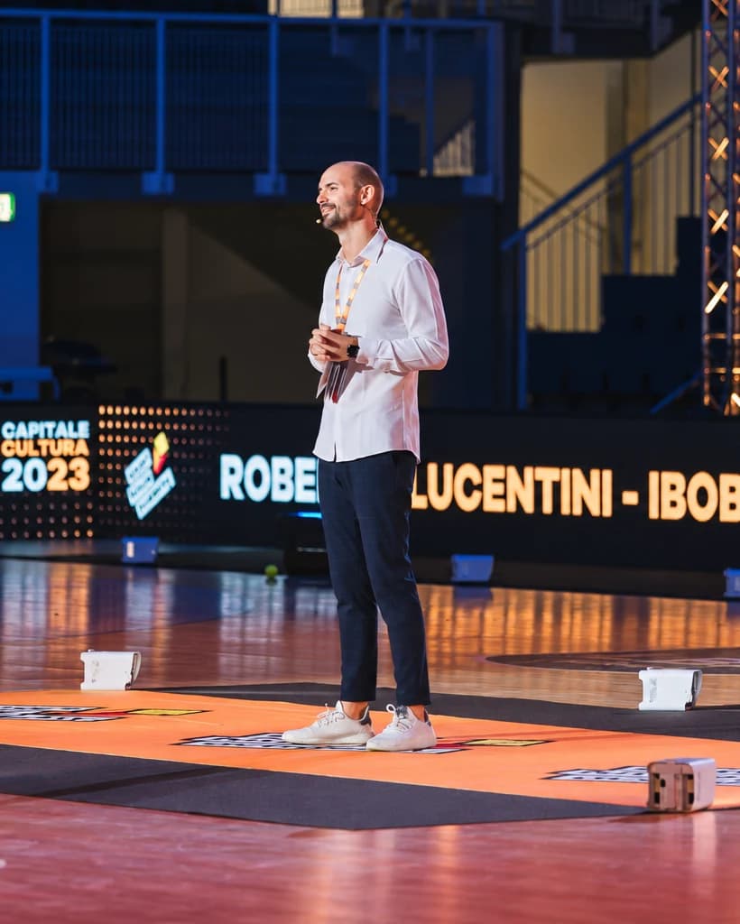 Roberto Lucentini, iBoB, durante un intervento sul palco